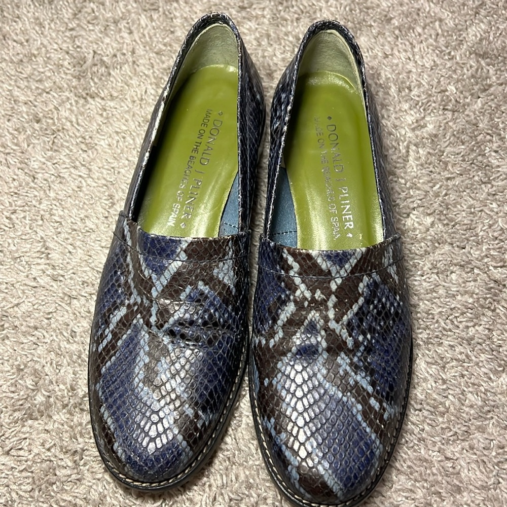 Women’s Donald J Pliner brown leather loafers Snakeskin 5.5 51/2 Flats Comfy